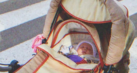 Une jeune fille voit une poussette laissée sous la pluie dans un parc et y trouve un bébé et un message : histoire du jour